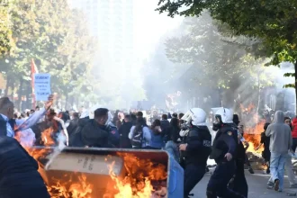 Protesty proti korupcii a stavebnému projektu otriasli albánskou vládou
