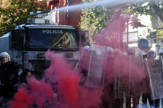 Protesty v Albánsku eskalujú. Študenti napadli budovu ministerstva školstva
