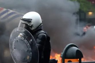 Protesty v Bruseli proti škrtom. Polícia nasadila vodné delá a plyn