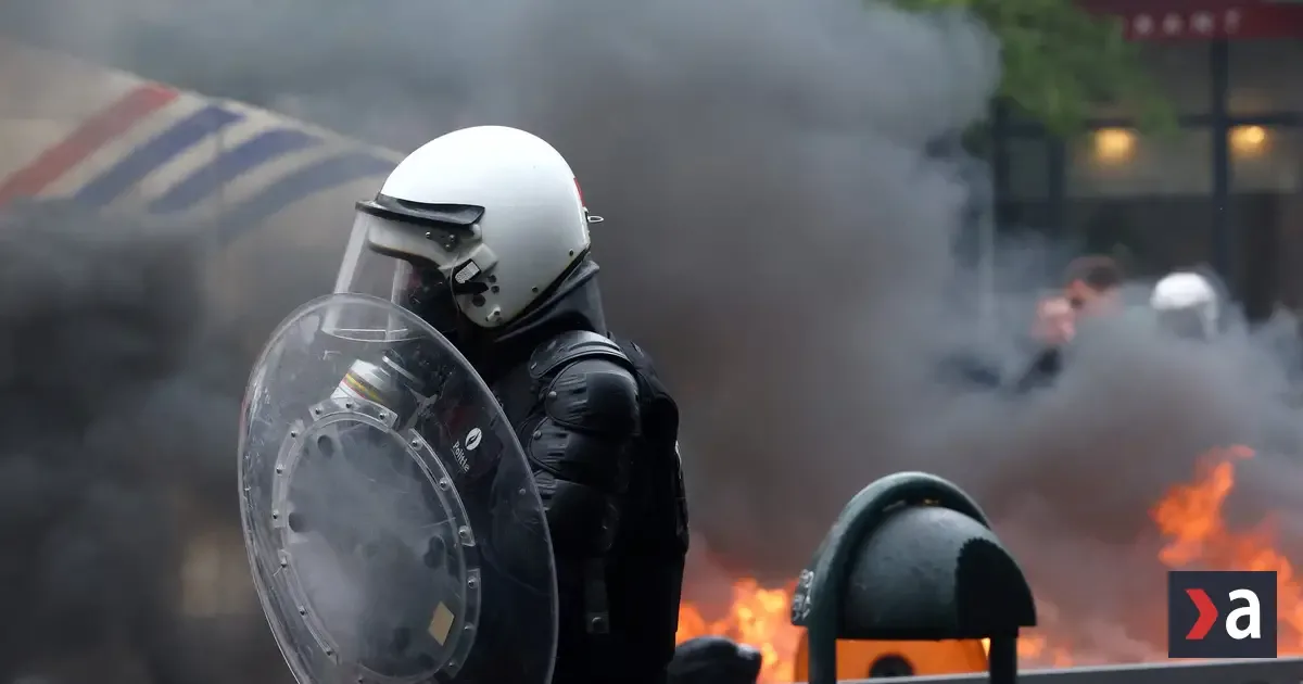 Protesty v Bruseli proti škrtom. Polícia nasadila vodné delá a plyn