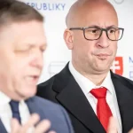 Ráž čelí krátko pred voľbami mimoriadnej blamáži