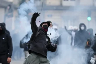 Rekordný počet zatknutých po protestoch vo Francúzsku, stovky ľudí zostávajú vo väzbe