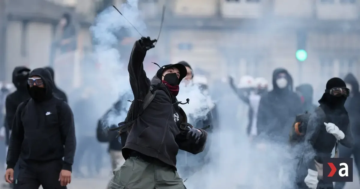 Rekordný počet zatknutých po protestoch vo Francúzsku, stovky ľudí zostávajú vo väzbe