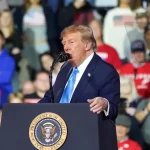 Republikáni a demokrati spoločne kritizujú Trumpovo oslobodenie Ruska od sankcií