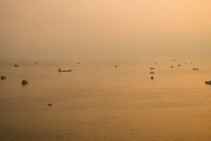 Ropný tanker v Hormuzskom prielive narazil na mínu a začal horieť