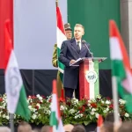 „Rusi, domov!“ znelo v Budapešti. Orbán chýbal, na mítingu jeho strany zasahovala polícia