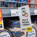 Seniori zaplatia v obchodoch viac ako mladí, zľavy často len cez mobil