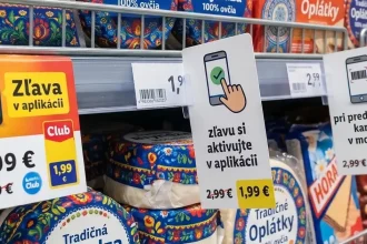 Seniori zaplatia v obchodoch viac ako mladí, zľavy často len cez mobil