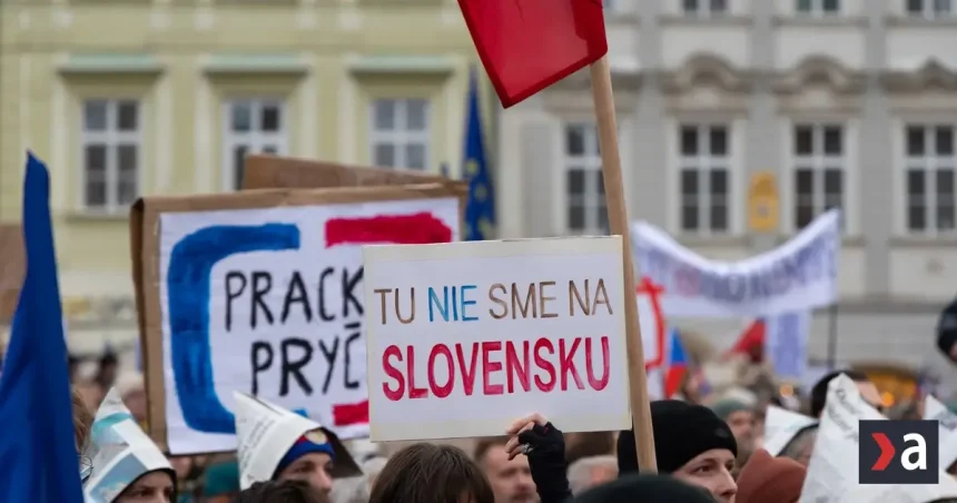 Tisíce ľudí v Prahe vyšli do ulíc proti zrušeniu koncesionárskych poplatkov
