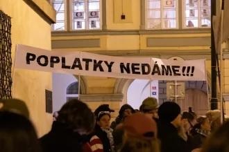 Tisíce ľudí zaplnili Staromestské námestie, žiadali nezávislosť verejnoprávnych médií