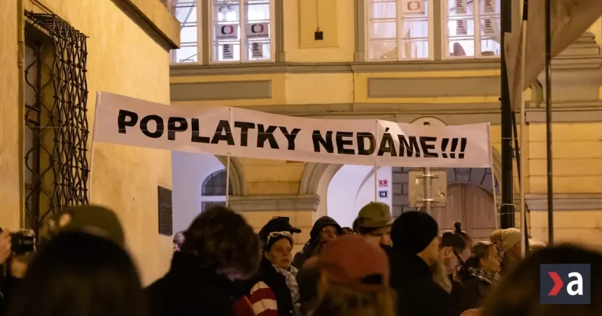Tisíce ľudí zaplnili Staromestské námestie, žiadali nezávislosť verejnoprávnych médií