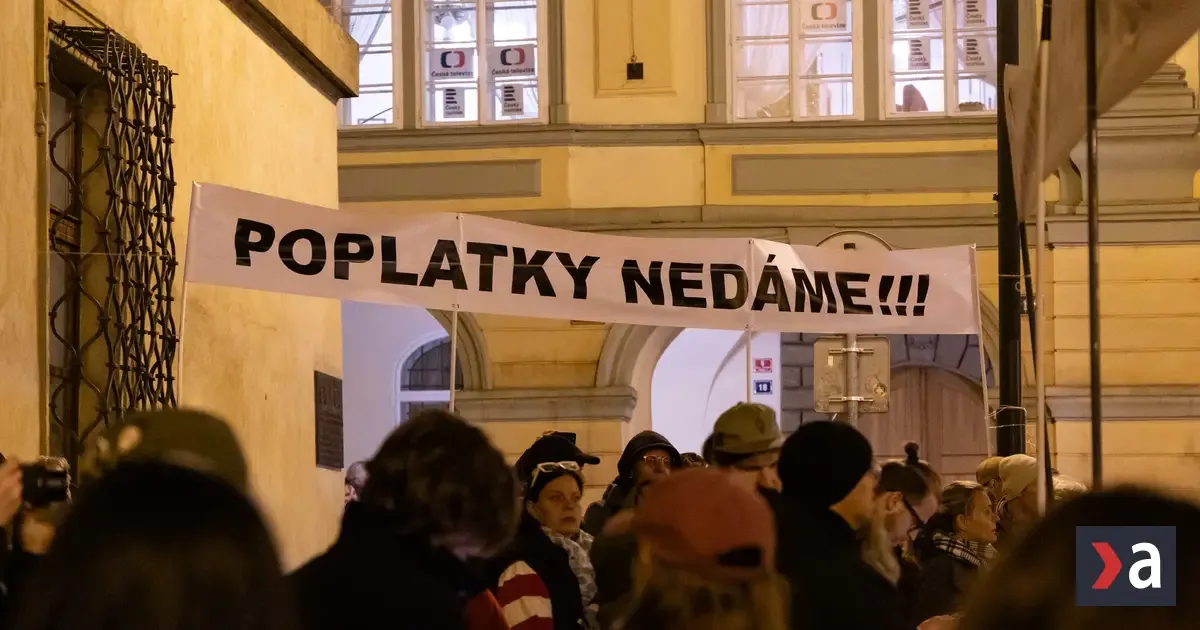 Tisíce ľudí zaplnili Staromestské námestie, žiadali nezávislosť verejnoprávnych médií