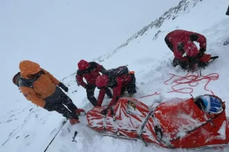 Turistov v Tatrách prekvapila prvá lavína sezóny, museli im pomáhať záchranári
