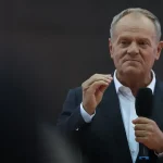 Tusk chce po útokoch na školách policajné hliadky v každej škole každý deň