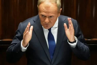 Tusk kritizuje ukrajinské oslavy UPA, Poľsko vraj pozastavilo rokovania o pomoci
