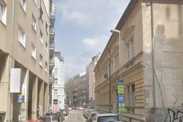 V centre Bratislavy uzatvorili cestu, polícia varuje pred pádom steny