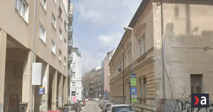 V centre Bratislavy uzatvorili cestu, polícia varuje pred pádom steny