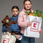 Vianoce plné objatí, nie zbalených tašiek: Darujte úsmev 2x