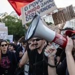 VIDEO: Bývanie zdražuje, mzdy nestíhajú. V Lisabone protestovali desaťtisíce ľudí
