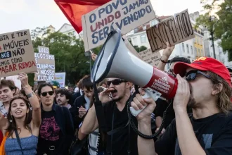 VIDEO: Bývanie zdražuje, mzdy nestíhajú. V Lisabone protestovali desaťtisíce ľudí
