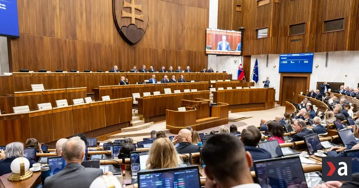 Vláda mení rozpočtové provizórium, politológ: obchádza požiadavky poslancov