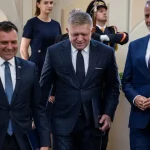 Vláda sa dokáže obhájiť už iba strachom z vojny. Fico vyšiel z krízy po prvý raz slabší