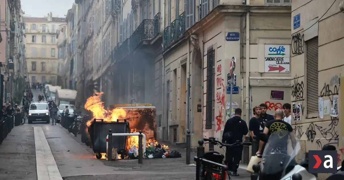 Vo Francúzsku rastie napätie. Tisíce študentov protestujú, polícia hlási stovky zranených
