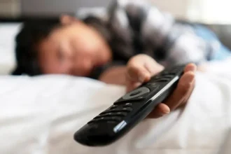 Zaspávate pri zapnutej televízii? Odborníci varujú, čo to hovorí o zdraví
