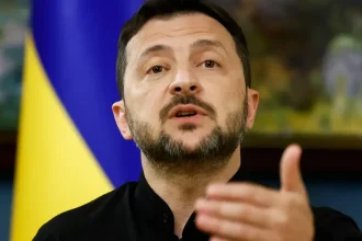 Zelenskyj obviňuje USA z neochoty pomôcť Ukrajine a kritizuje rokovania s Ruskom
