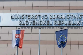 Zmeny v pandemickej komisii vlády prinesú menej stálych členov aj online rokovania
